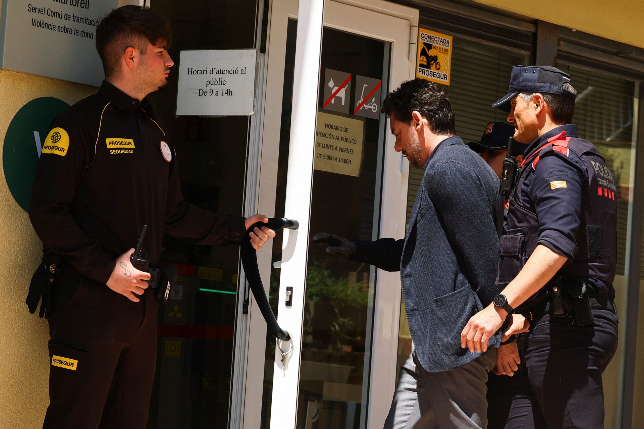 Ο Τζόναθαν Άντικ με χειροπέδες