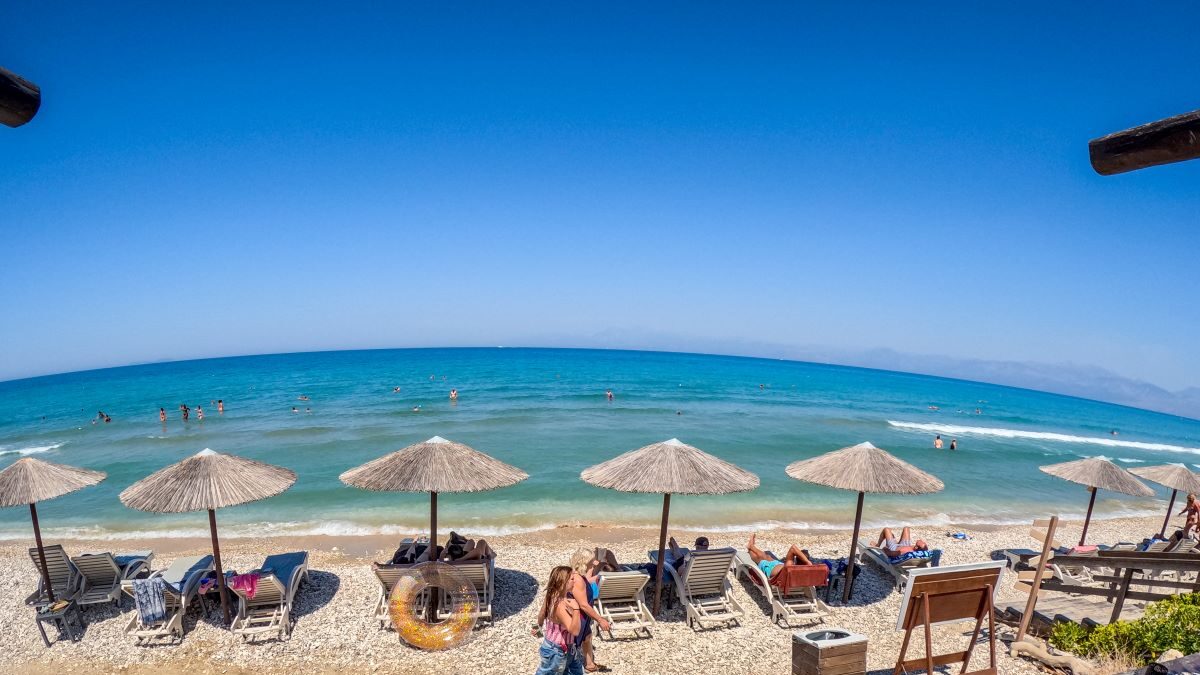 Ηλιόλουστη μέρα σε παραλία