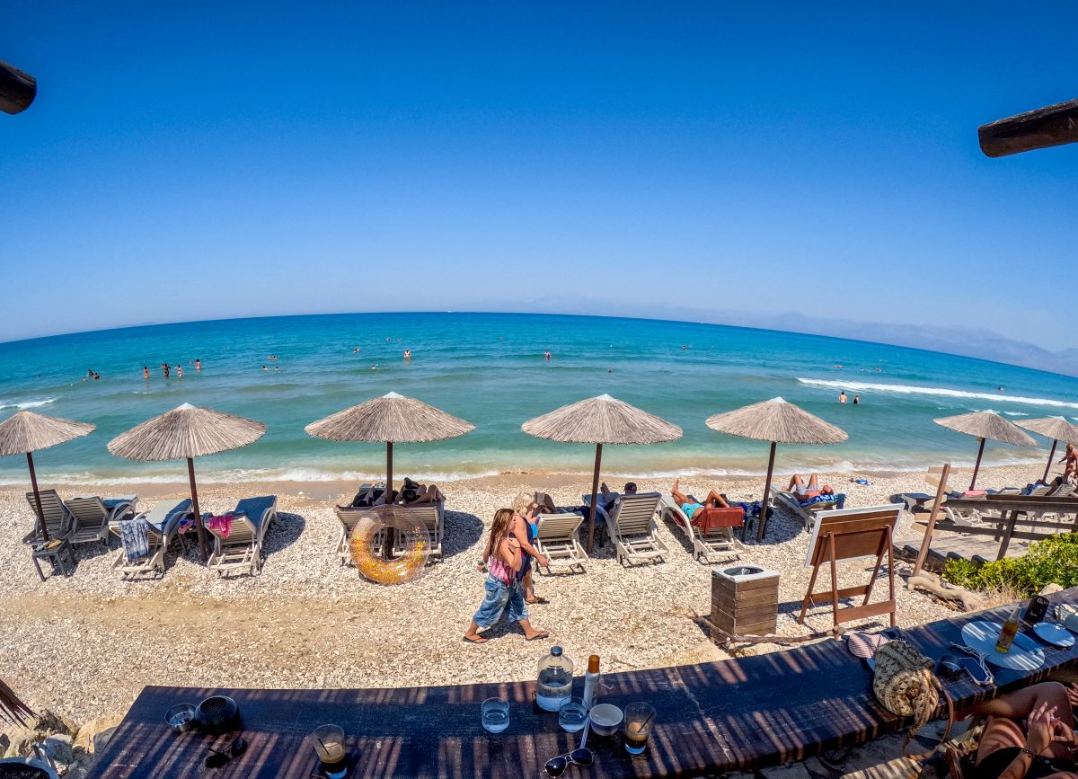 Ηλιόλουστη μέρα σε παραλία