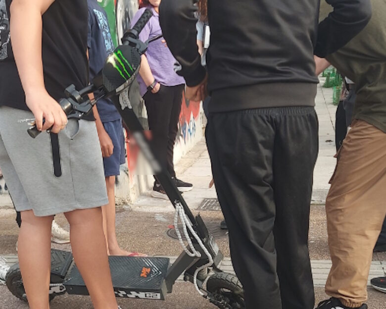 Πατίνι παρέσυρε και τραυμάτισε γυναίκα στο κέντρο της Καλαμάτας