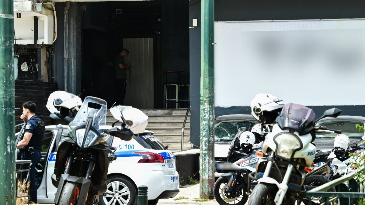 Αιματηρό επεισόδιο με πυροβολισμούς και τραυματία μια γυναίκα σε κατάστημα υγειονομικού ενδιαφέροντος στις Τζιτζιφιές στην Καλλιθέα, Κυριακή 10 Μαΐου 2026.