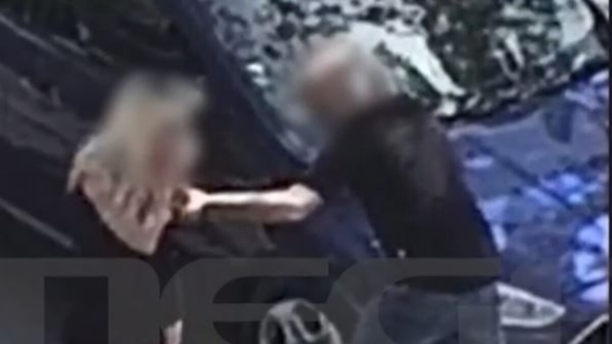 Η γυναίκα να ζητά βοήθεια από περαστικούς
