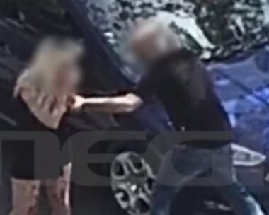 Η γυναίκα να ζητά βοήθεια από περαστικούς
