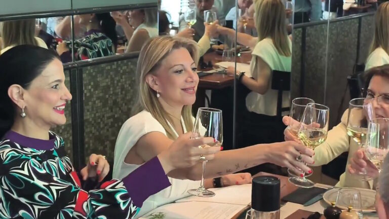 Η Μαρία Καρυστιανού σε γεύμα με τους συνεργάτες της