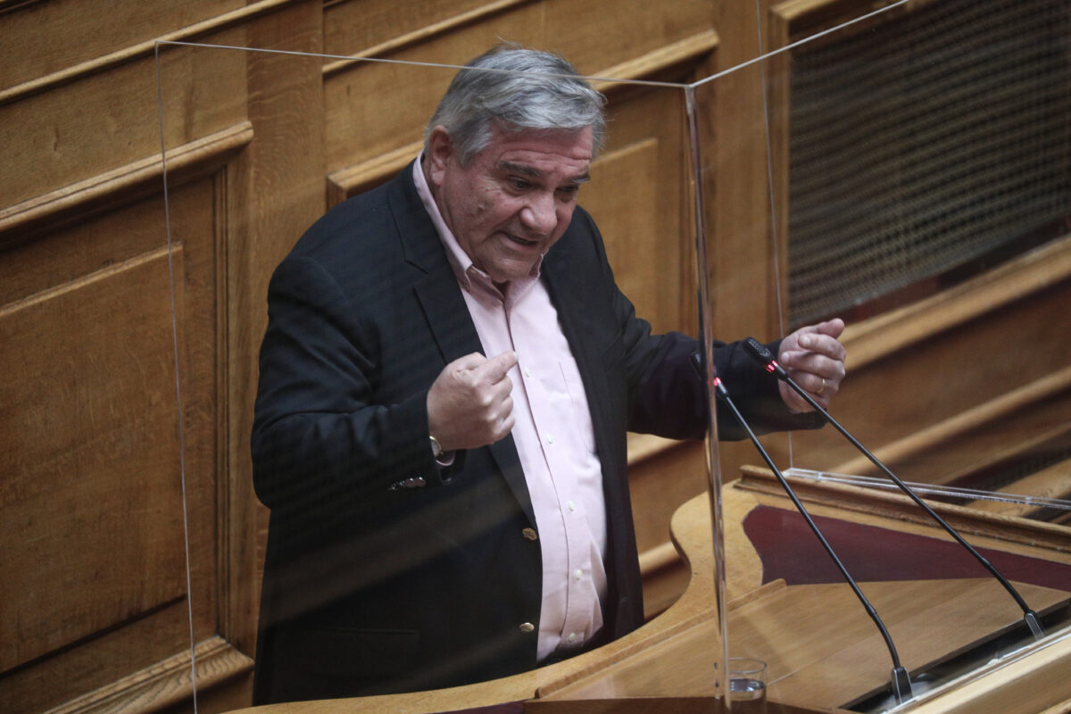 ΠΑΣΟΚ: Επιθέσεις κατά ΝΔ, απαντήσεις σε ΣΥΡΙΖΑ και «ρήγμα» με Καστανίδη