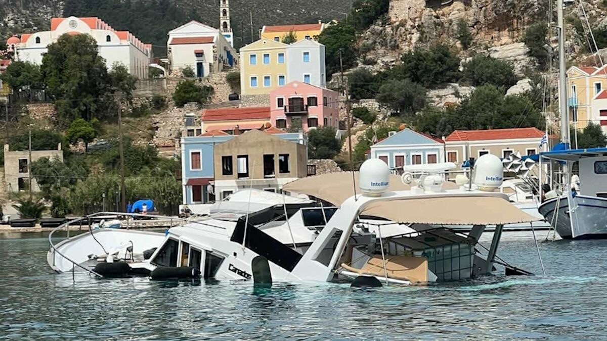 Καστελόριζο: Εικόνες και βίντεο από τη βύθιση της πολυτελούς θαλαμηγού