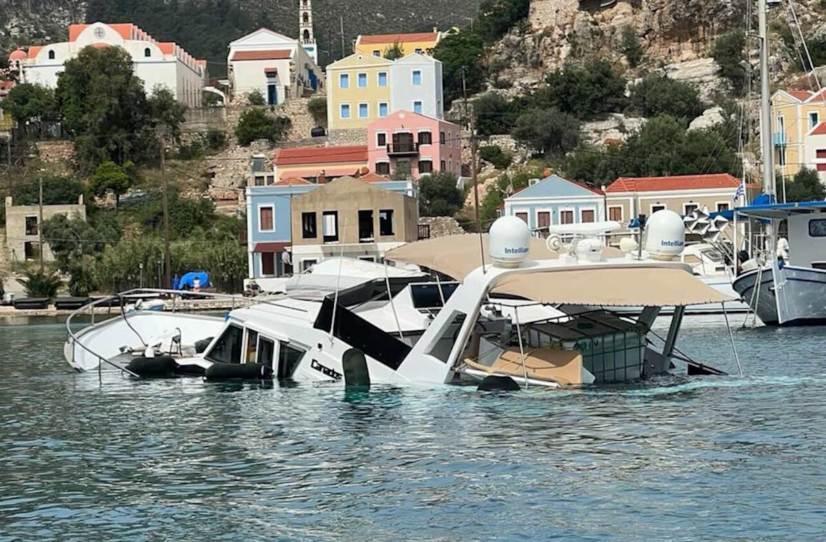 Καστελόριζο: Εικόνες και βίντεο από τη βύθιση της πολυτελούς θαλαμηγού