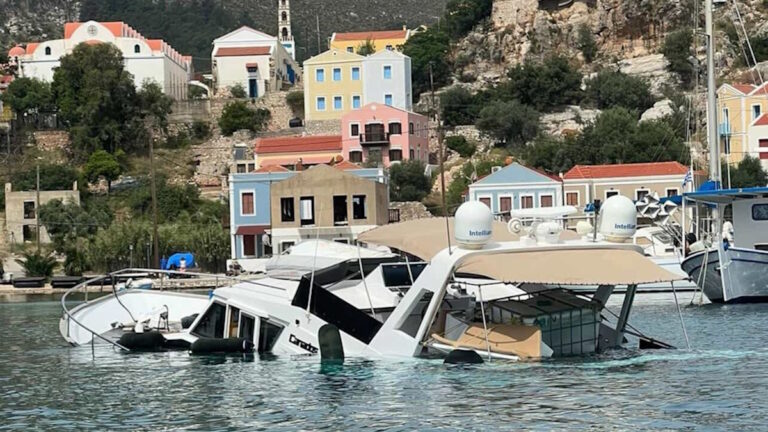 Καστελόριζο: Εικόνες και βίντεο από τη βύθιση της πολυτελούς θαλαμηγού