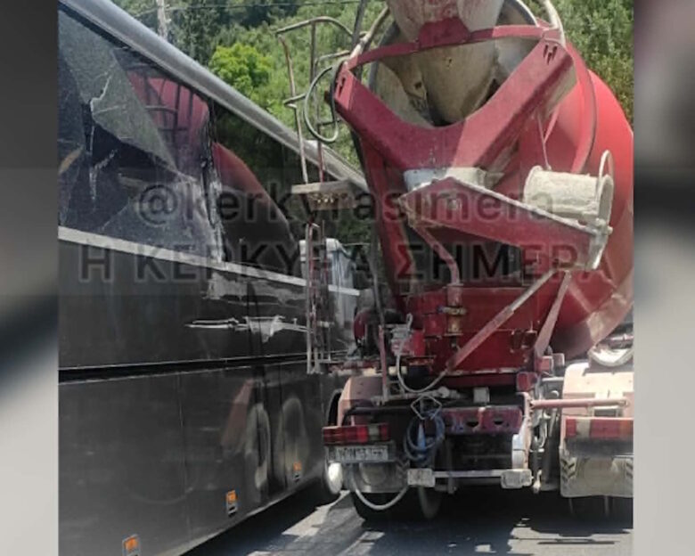 Τουριστικό λεωφορείο συγκρούστηκε με μπετονιέρα στην Κέρκυρα
