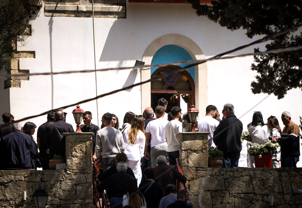 Κηδεία του 21χρονου Νικήτα στον Ι.Ν Αγίας Κυριακής στον Χώνο Μυλοποτάμου.Ο 21χρονος δολοφονήθηκε από τον πατέρα του φίλου του, που τον θεώρησε υπεύθυνο για τον θάνατο του παιδιού του σε τροχαίο, Πέμπτη 7 Μαϊου 2026 (ΣΤΕΦΑΝΟΣ ΡΑΠΑΝΗΣ