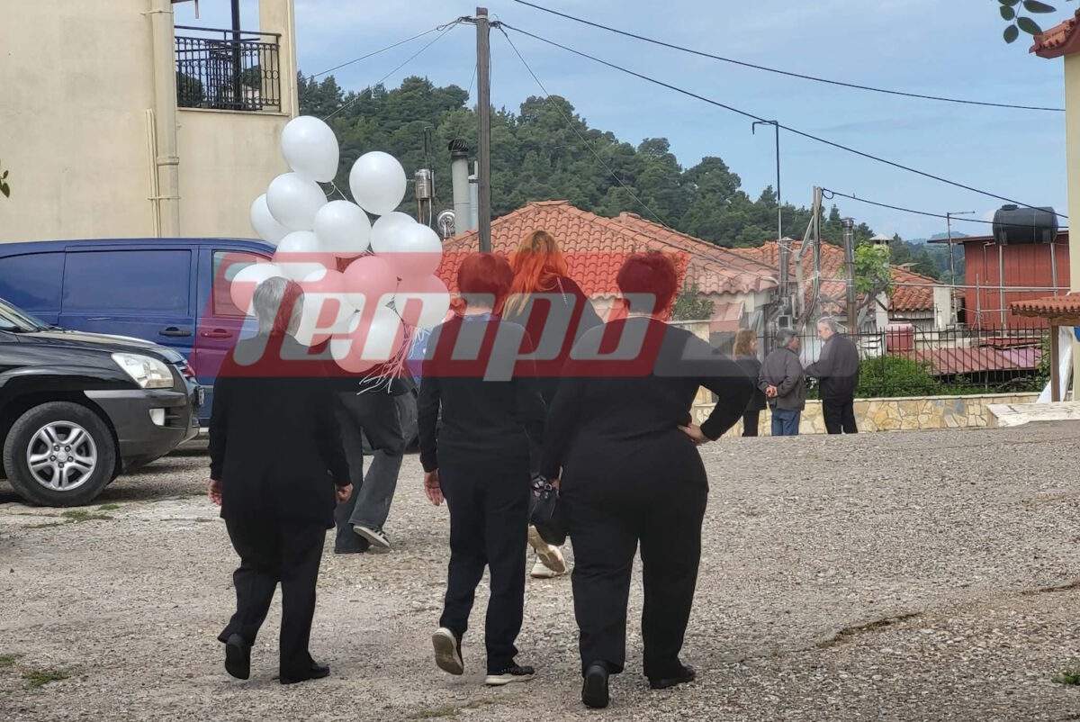 Ηλεία: Με λευκά μπαλόνια αποχαιρετούν τον 13χρονο Κωνσταντίνο που σκοτώθηκε σε τροχαίο με πατίνι