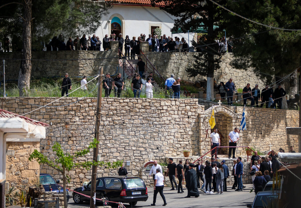 Δολοφονία στο Ηράκλειο: Ξέσπασμα οργής των συγγενών του 21χρονου στην κηδεία του - «Ήρθατε τώρα που τον σκότωσαν», φώναζαν στους αστυνομικούς