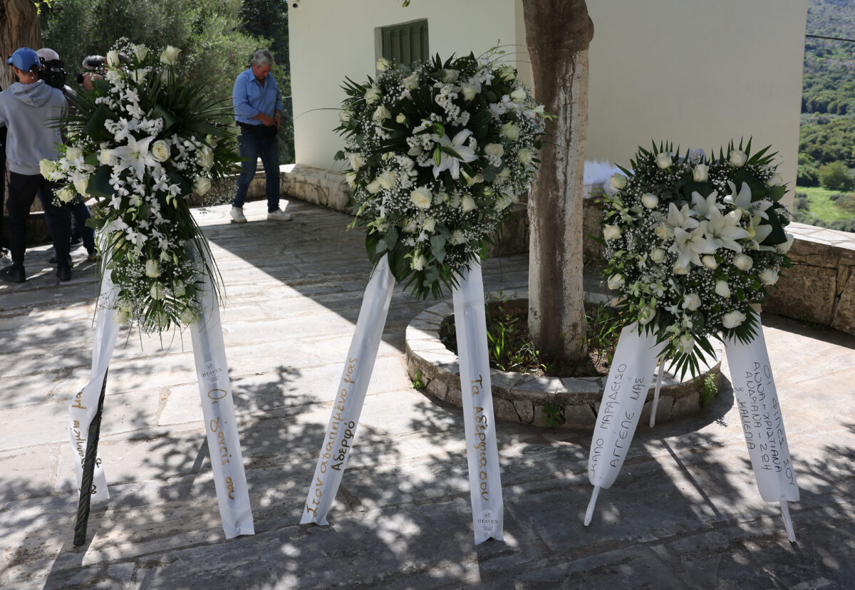 Κηδεία του 21χρονου Νικήτα στον Ι.Ν Αγίας Κυριακής στον Χώνο Μυλοποτάμου.Ο 21χρονος δολοφονήθηκε από τον πατέρα του φίλου του, που τον θεώρησε υπεύθυνο για τον θάνατο του παιδιού του σε τροχαίο, Πέμπτη 7 Μαϊου 2026 (ΣΤΕΦΑΝΟΣ ΡΑΠΑΝΗΣ