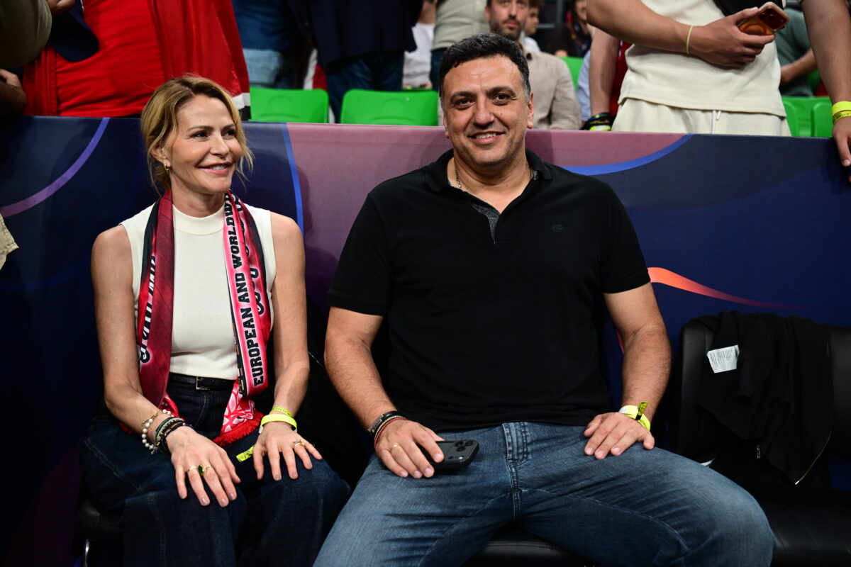 Τζένη Μπαλατσινού και Βασίλης Κικίλιας μαζί στο «T-Center» για τον μεγάλο τελικό του Final Four της Euroleague