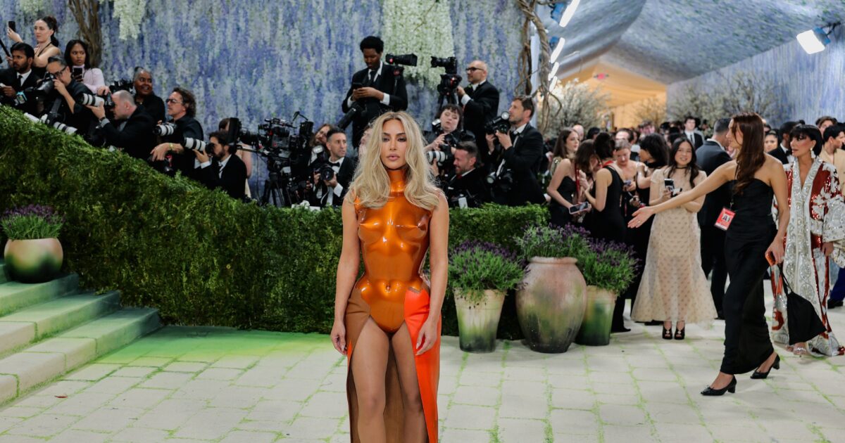 Η Κιμ Καρντάσιαν με μεταλλικό πορτοκαλί bodysuit και ξανθιά στο Met Gala 2026