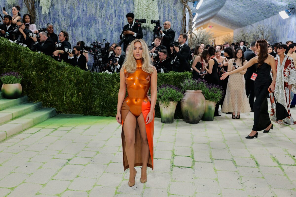 Η Κιμ Καρντάσιαν με μεταλλικό πορτοκαλί bodysuit και ξανθιά στο Met Gala 2026