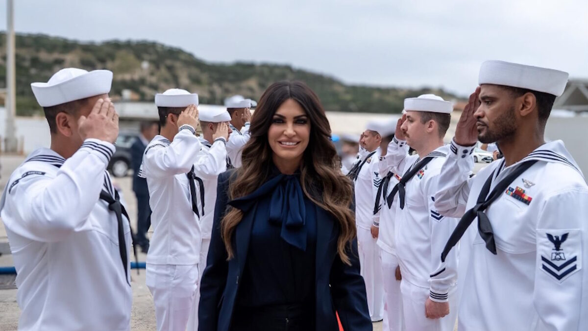 Στιγμιότυπο από την επίσκεψη της Κίμπερλι Γκιλφόιλ στη ναυτική βάση της Σούδας