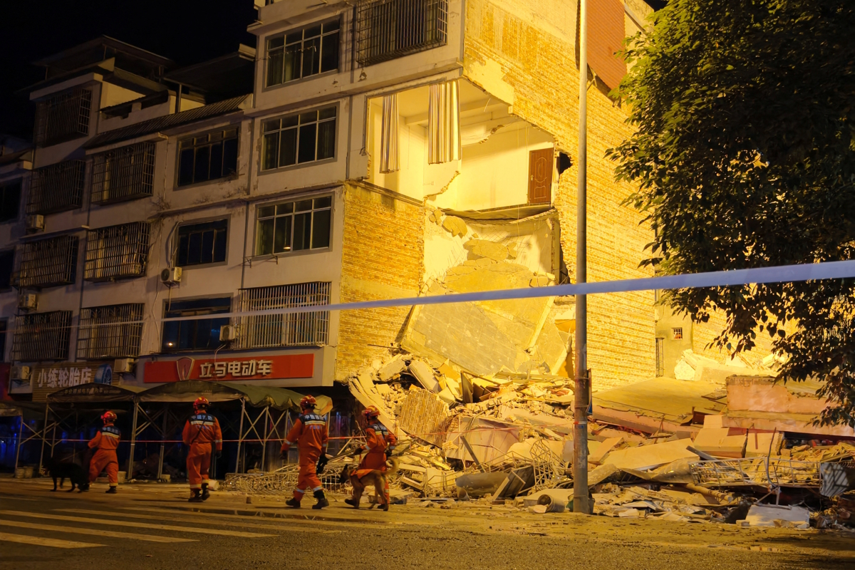 Κίνα: 2 νεκροί από σεισμό 5,2 Ρίχτερ στην πόλη Λιουτζού - Σοκαριστικά βίντεο από τη στιγμή που γκρεμίζονται κτίρια