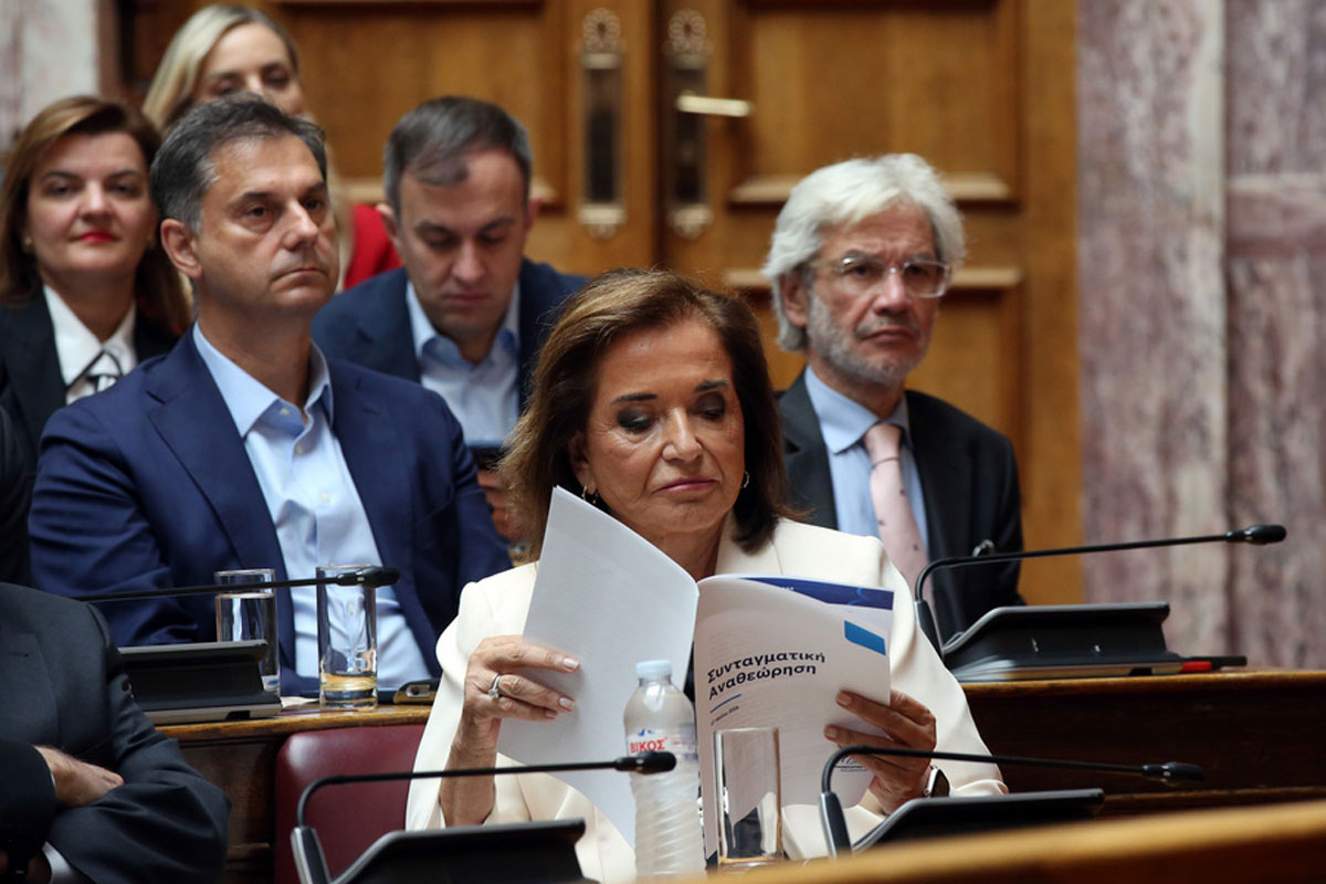 Η ΚΟ της ΝΔ σε φωτογραφίες: Η μελετηρή Ντόρα Μπακογιάννη, οι αγκαλιές της Αγαπηδάκη και τα γέλια πριν τα «καρφιά»