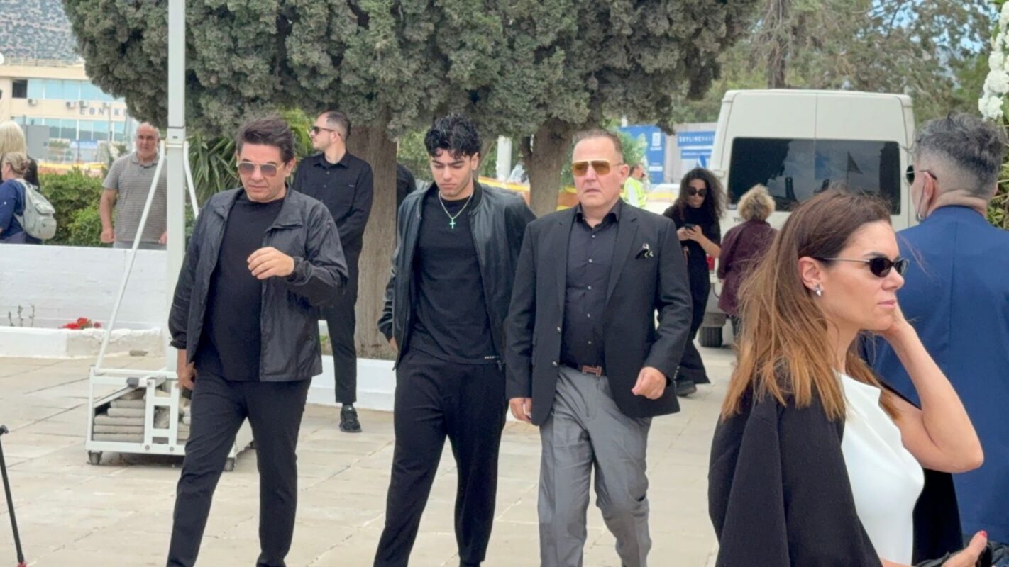 Ο Νίκος Κουρκούλης στα αριστερά