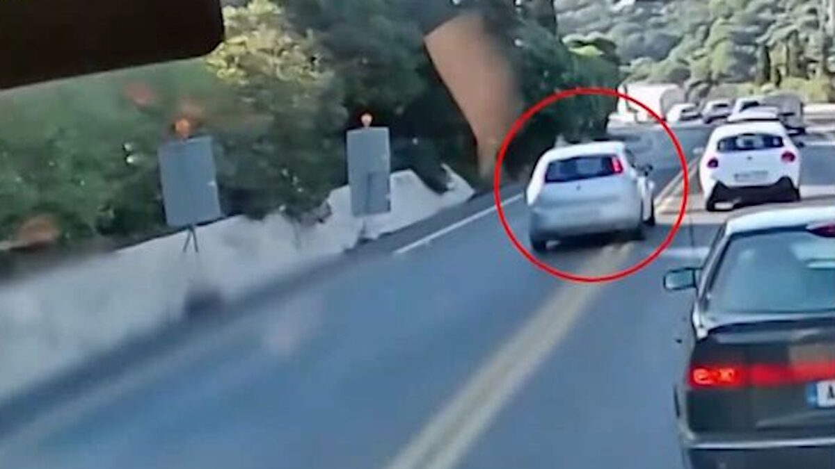 Οδηγός προσπερνά 8 αυτοκίνητα σε στροφή στην Κρήτη