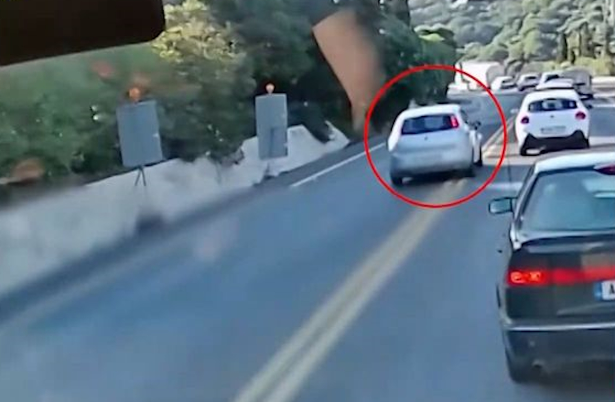Οδηγός προσπερνά 8 αυτοκίνητα σε στροφή στην Κρήτη