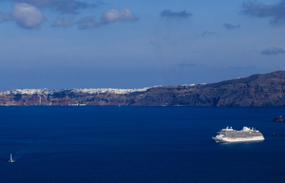 Σαντορίνη: Πλαφόν στην κρουαζιέρα 8.000 επισκεπτών – Τι δείχνει μελέτη