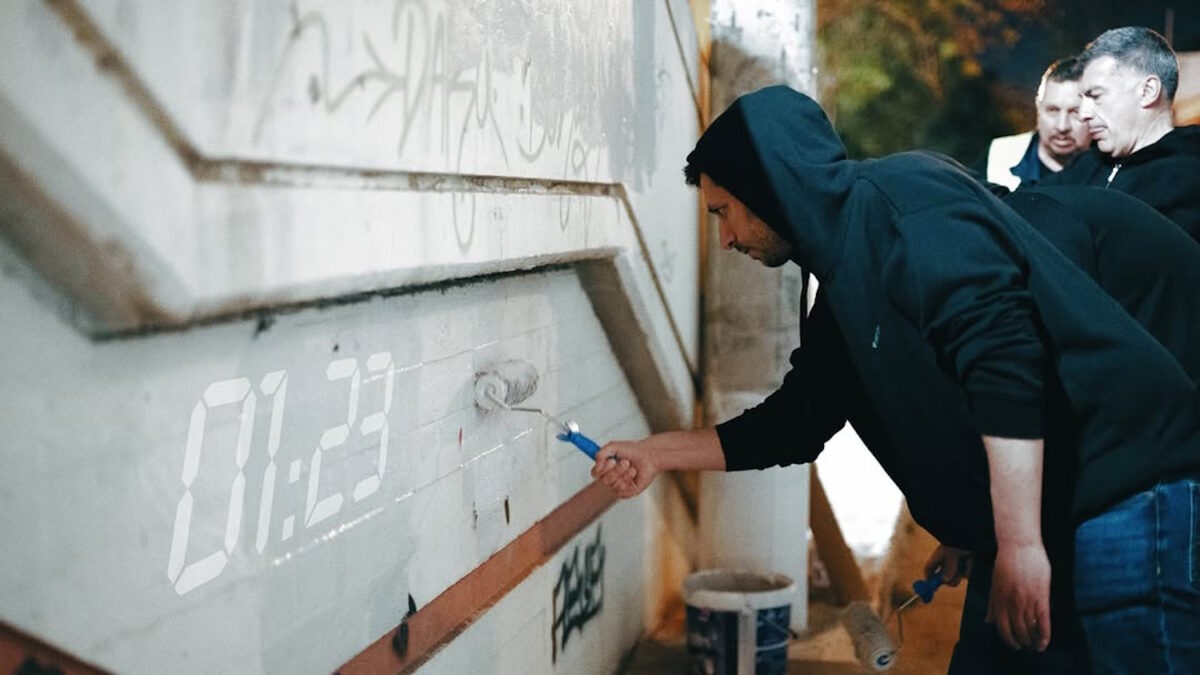 Ο Κωνσταντίνος Κυρανάκης βάφει στον σταθμό του Ταύρου