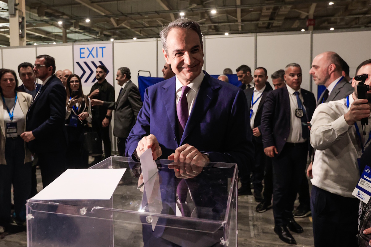 Backstage βίντεο Μητσοτάκη από το συνέδριο της ΝΔ – Οι selfies και η λακ στον γιο του Κωνσταντίνο