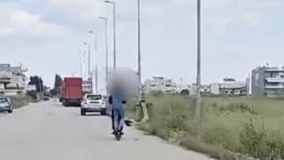 Ανήλικοι σε πατίνι τρικάβαλο στη Λαμία