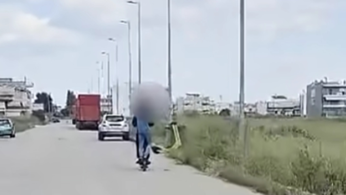 Ανήλικοι σε πατίνι τρικάβαλο στη Λαμία