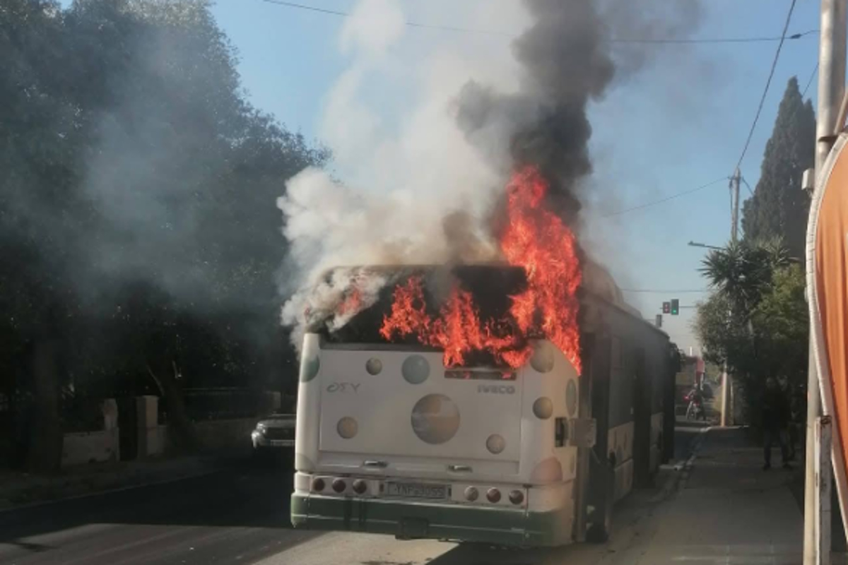 Φωτιά σε λεωφορείο στο Ίλιον: Τέθηκε υπό έλεγχο και δεν υπήρξε κάποιος τραυματισμός