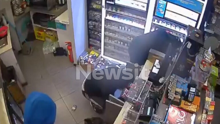 Η στιγμή που οι ληστές κάνουν άνω κάτω το μαγαζί