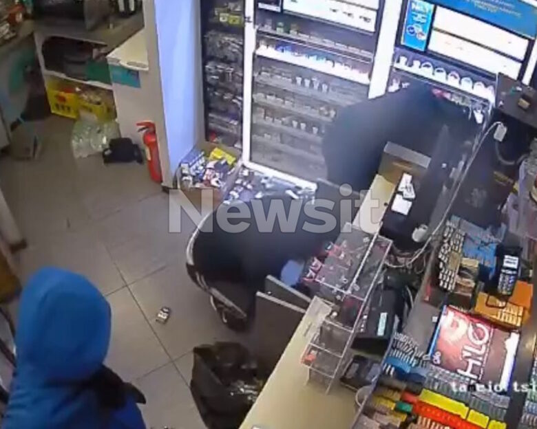 Η στιγμή που οι ληστές κάνουν άνω κάτω το μαγαζί