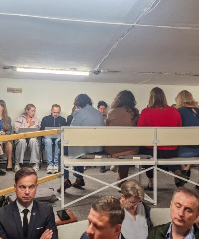 Ανθρωποι σε καταφύγιο στο Κοινοβούλιο της Λιθουανίας