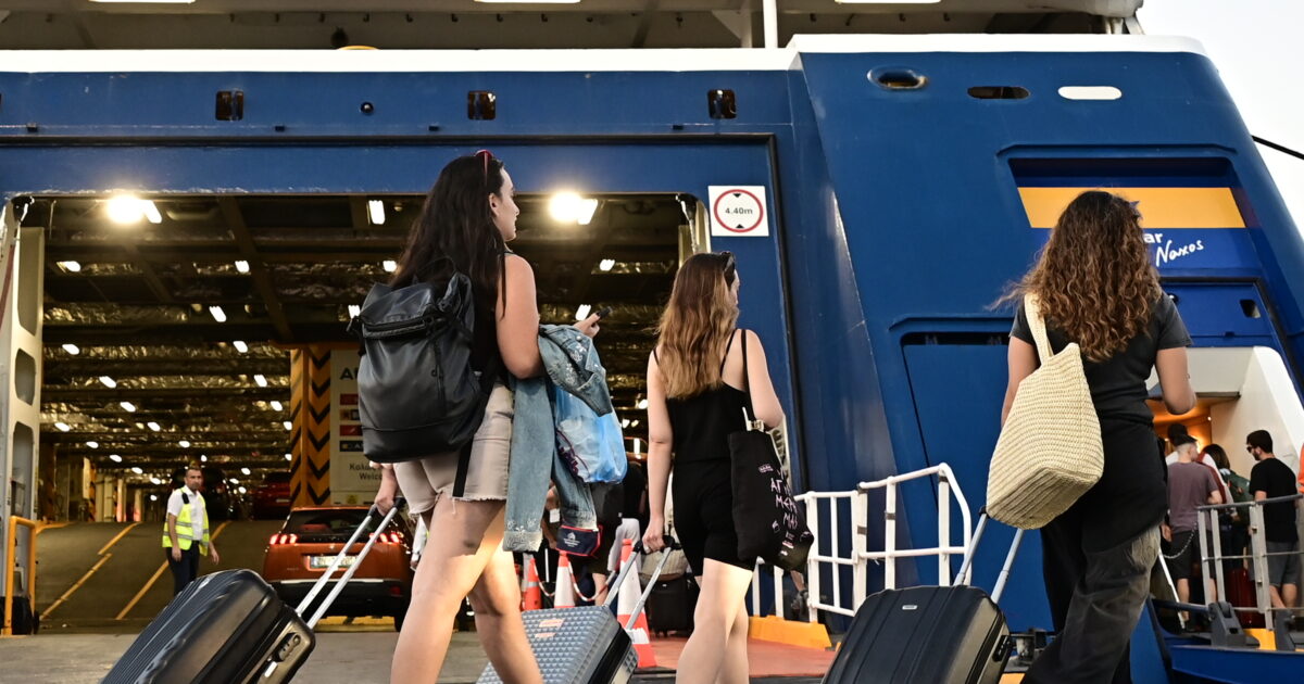 Τριήμερο Αγίου Πνεύματος: Ξεκίνησε η έξοδος των εκδρομέων – Με 90% πληρότητα φεύγουν τα πλοία