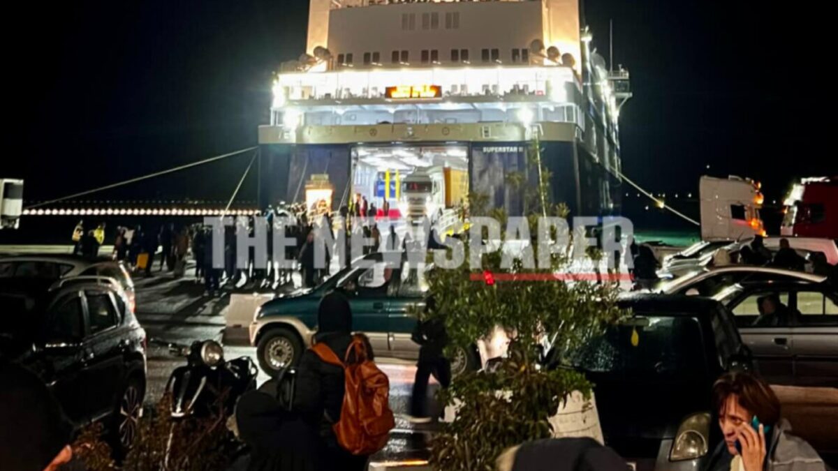 Στιγμιότυπο από τις σκηνές χάους που εκτυλίχθηκαν τα ξημερώματα στο λιμάνι του Βόλου