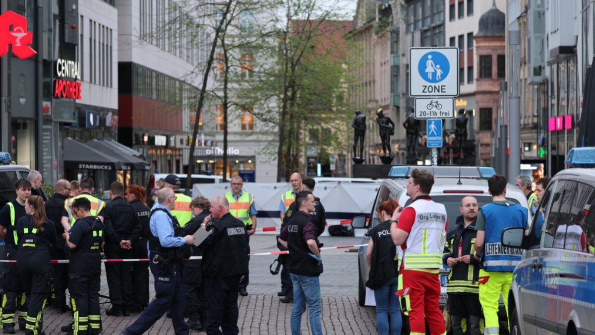 04 May 2026, Saxony, Leipzig: Emergency services stand at the entrance to Grimmaische Straße. A car has crashed into several people in Leipzig.