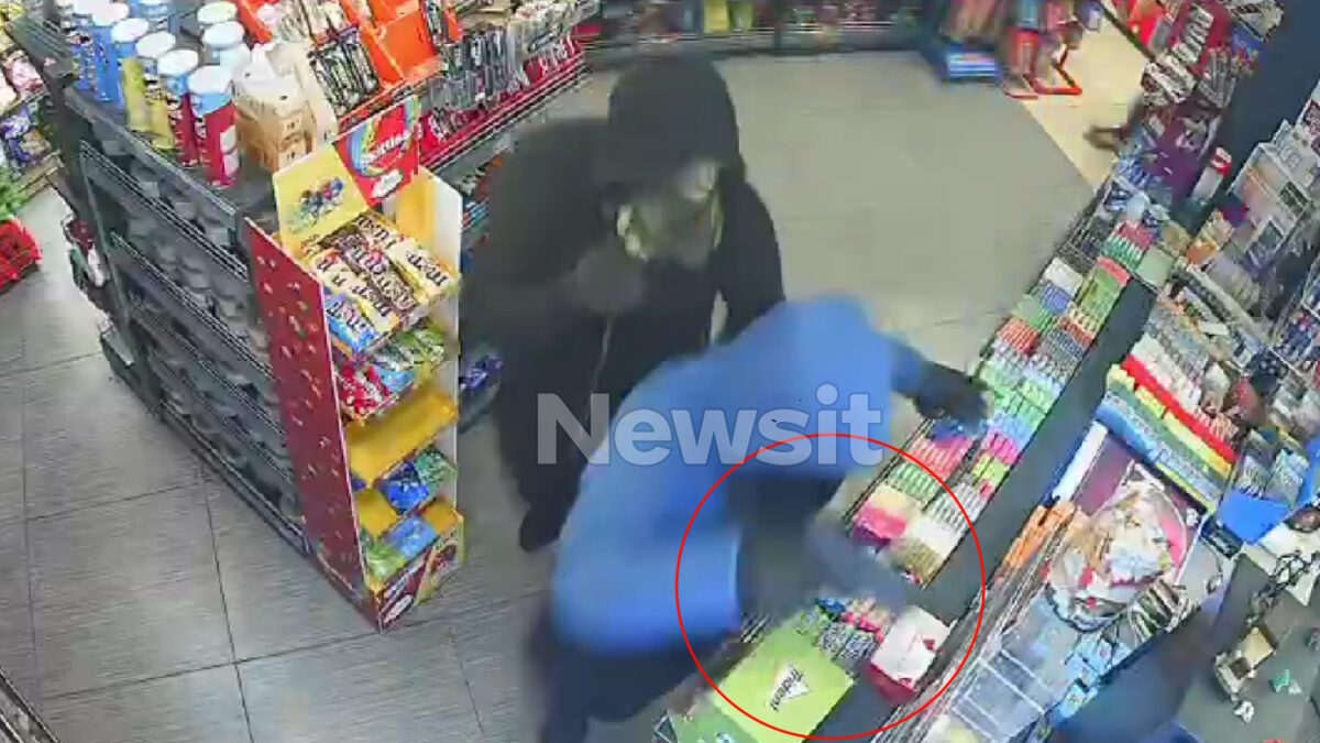 Θεσσαλονίκη: Ανήλικοι πίσω από την ένοπλη ληστεία στο ψιλικατζίδικο – Νέα ντοκουμέντα από τη στιγμή που απειλούν τον εργαζόμενο