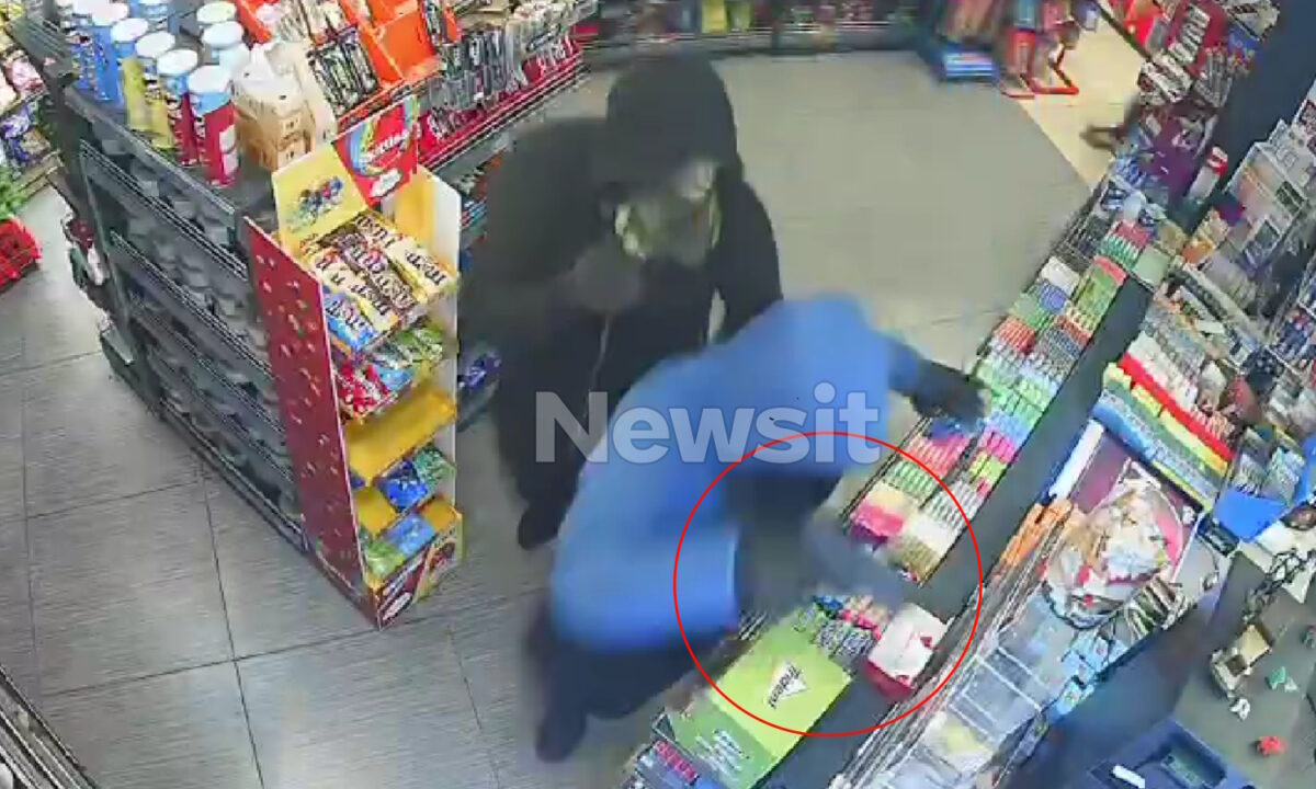 Θεσσαλονίκη: Ανήλικοι πίσω από την ένοπλη ληστεία στο ψιλικατζίδικο – Νέα ντοκουμέντα από τη στιγμή που απειλούν τον εργαζόμενο