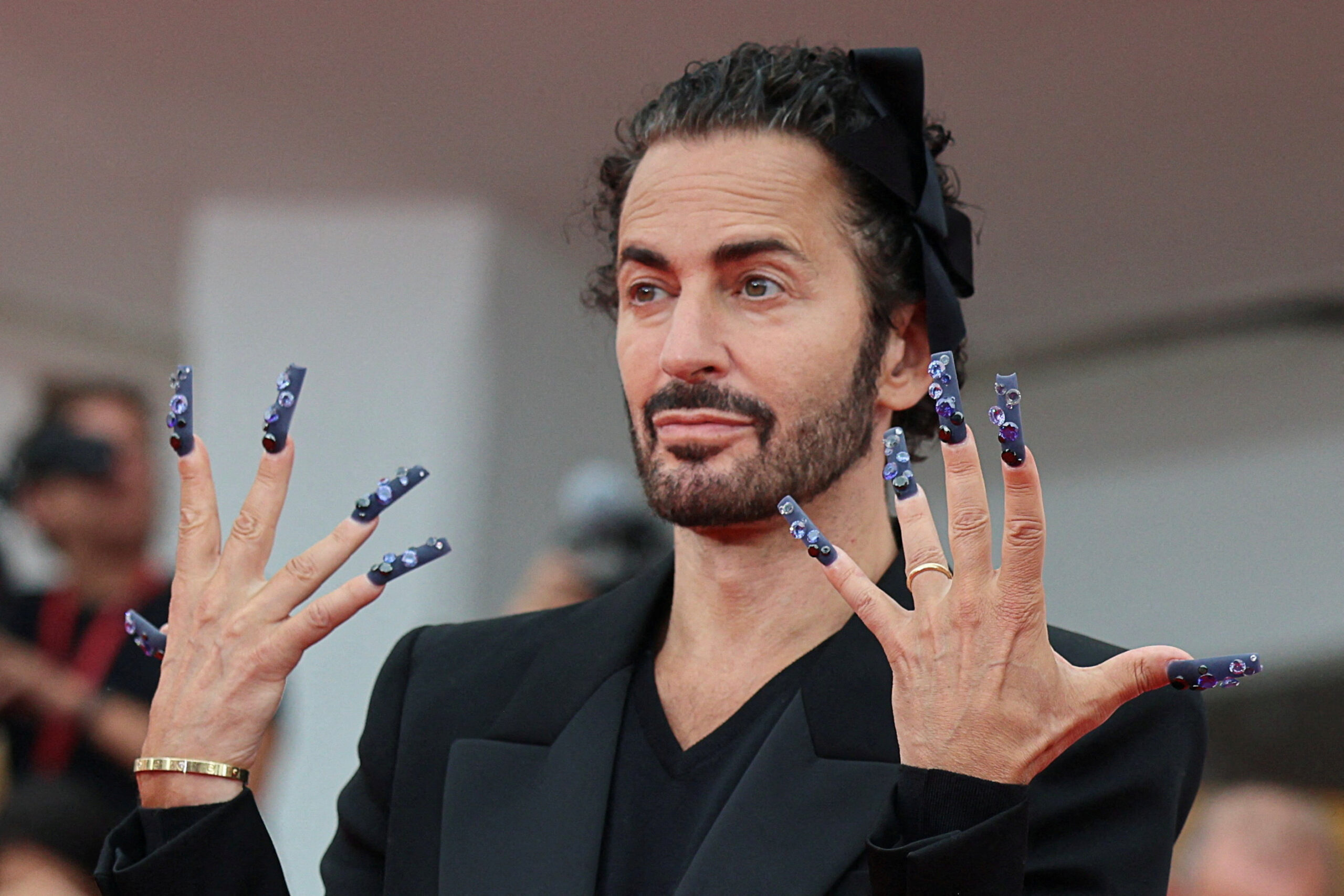 Ο Αμερικανός σχεδιαστής Marc Jacobs ποζάρει στο κόκκινο χαλί κατά την προβολή της ταινίας «Marc by Sofia»