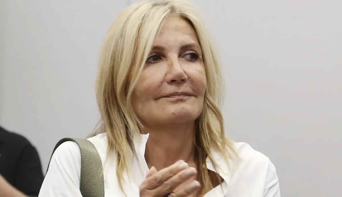 Η Μαρέβα Γκραμπόφσκι έφτιαξε μαγιάτικο στεφάνι και εύχεται «ο Μάιος να είναι καλύτερος από τον Απρίλιο»