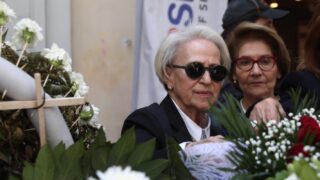 Η μητέρα της Αγγελικής Παπαθανασοπούλου στο μνημείο της Marfin