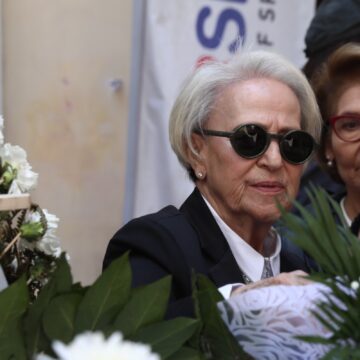 Η μητέρα της Αγγελικής Παπαθανασοπούλου στο μνημείο της Marfin