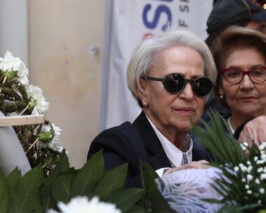 Η μητέρα της Αγγελικής Παπαθανασοπούλου στο μνημείο της Marfin