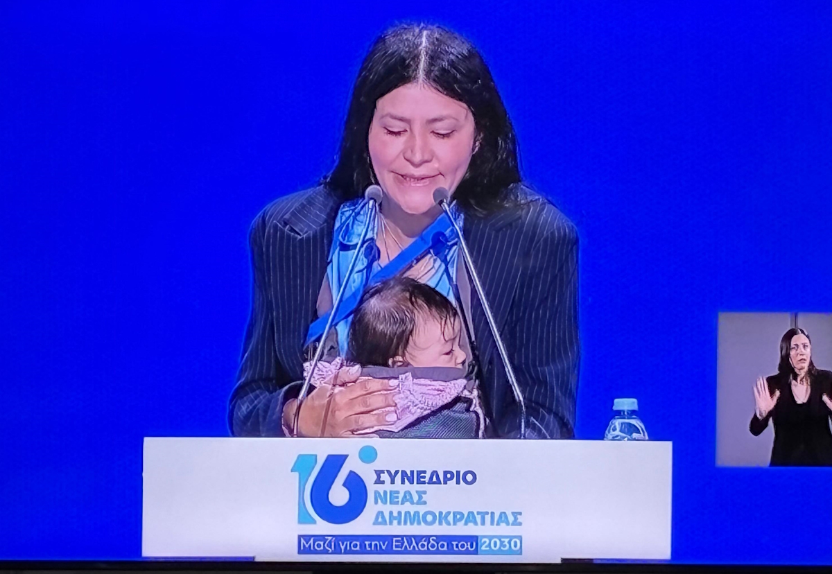 Νέα Δημοκρατία: Η σύνεδρος Μαρία Σακίμπ ανέβηκε στο βήμα έχοντας το μωρό της σε μάρσιπο