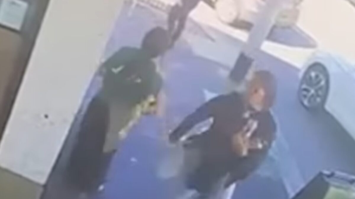 Μελβούρνη: Γυναίκα πέταξε πιάτο με φαγητό στο πρόσωπο σερβιτόρας και την τραυμάτισε – Δείτε βίντεο