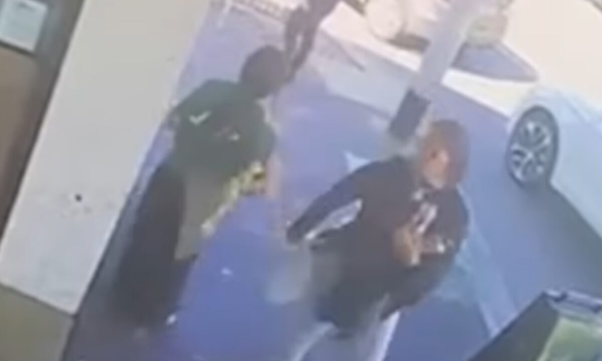 Μελβούρνη: Γυναίκα πέταξε πιάτο με φαγητό στο πρόσωπο σερβιτόρας και την τραυμάτισε – Δείτε βίντεο