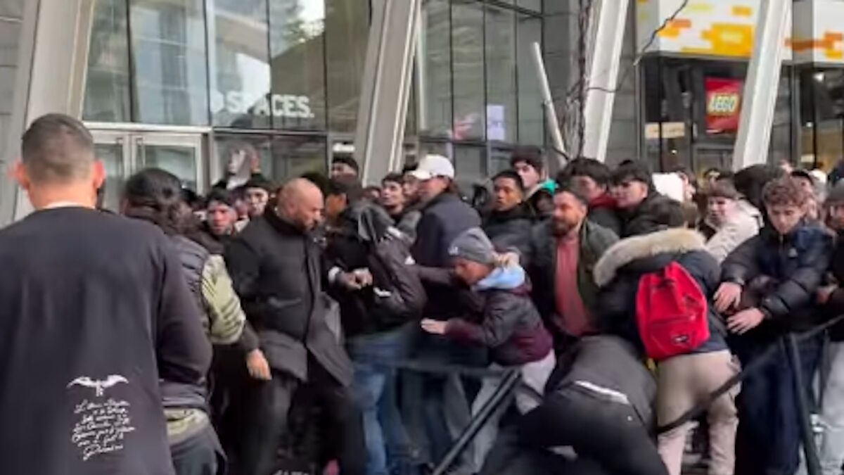 Χάος στην Ιταλία: Πελάτες «έπαιξαν» μπουνιές στην προσπάθεια να αγοράσουν ρολόγια Royal Pop της Swatch και της Audemars Piguet