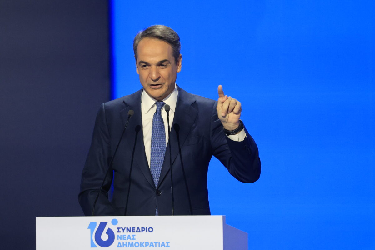 Μητσοτάκης στο Συνέδριο της ΝΔ:  Μία 3η τετραετία σημαίνει ότι δεν ρισκάρουμε να γυρίσουμε τρεις πίσω - Live η ομιλία του